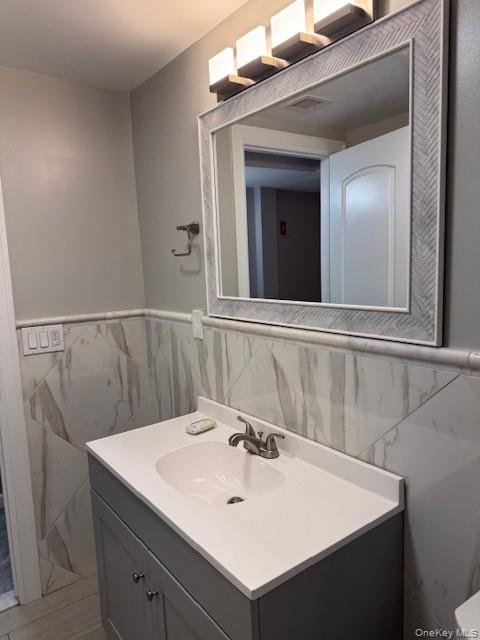 #7 photo, 164 W Nicholai Street, Hicksville , NY 11801