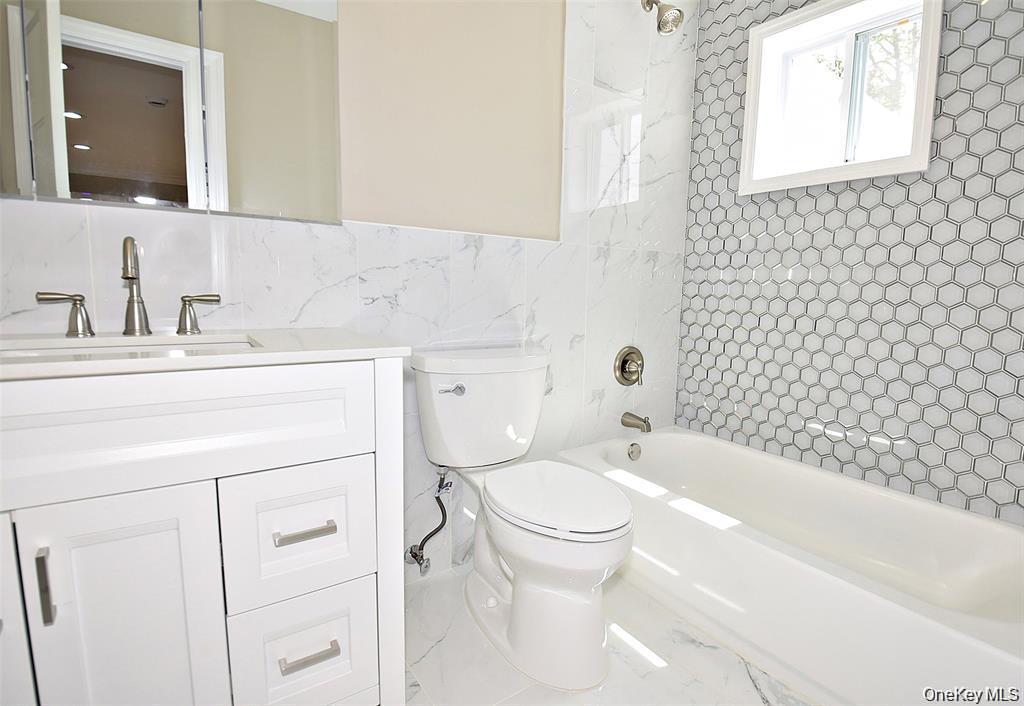 #14 photo, 7600 Main Road, East Marion , NY 11939