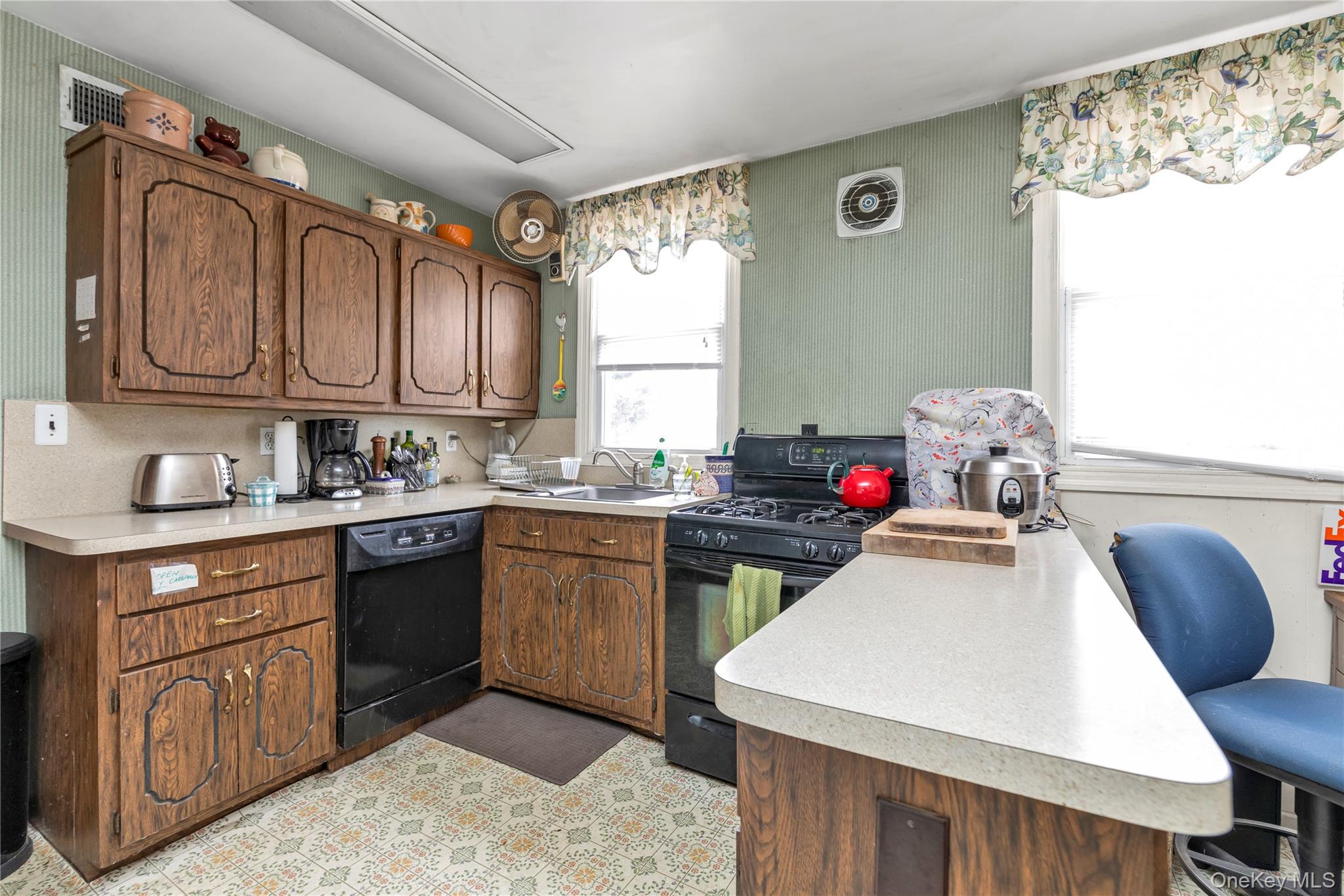 #3 photo, 27 Deepdale Parkway, Roslyn Heights , NY 11577