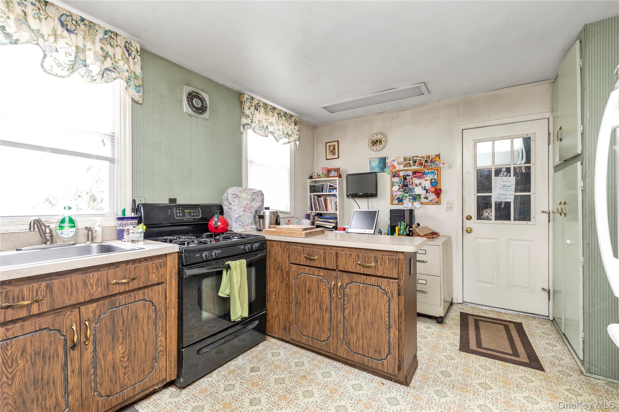 #4 photo, 27 Deepdale Parkway, Roslyn Heights , NY 11577