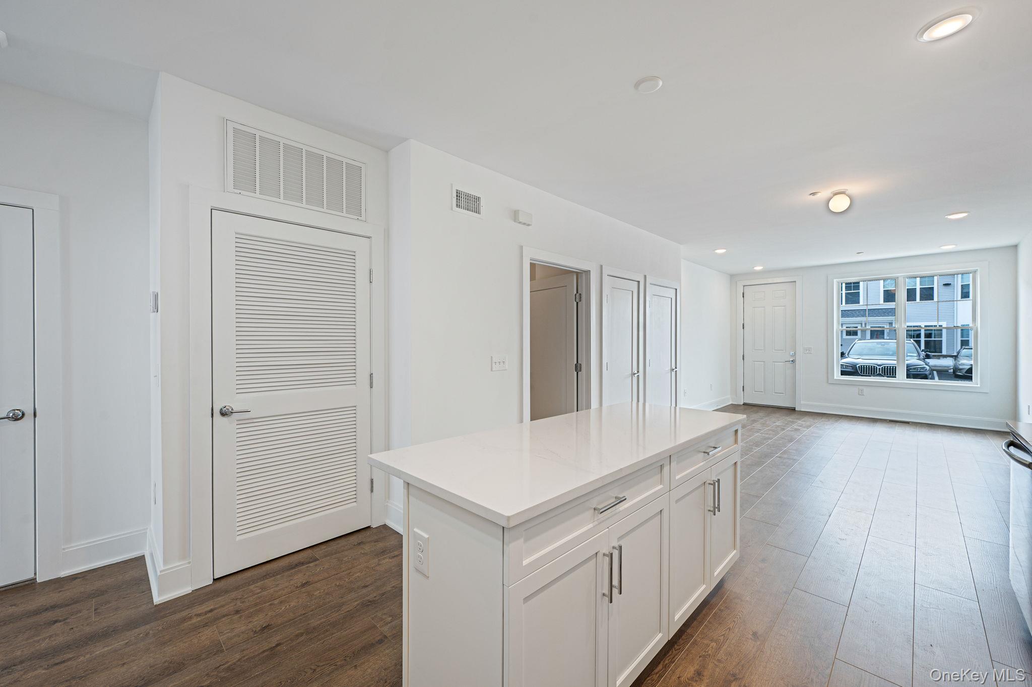 #13 photo, 506 Emanuel Way, ناسو East Meadow , NY 11554