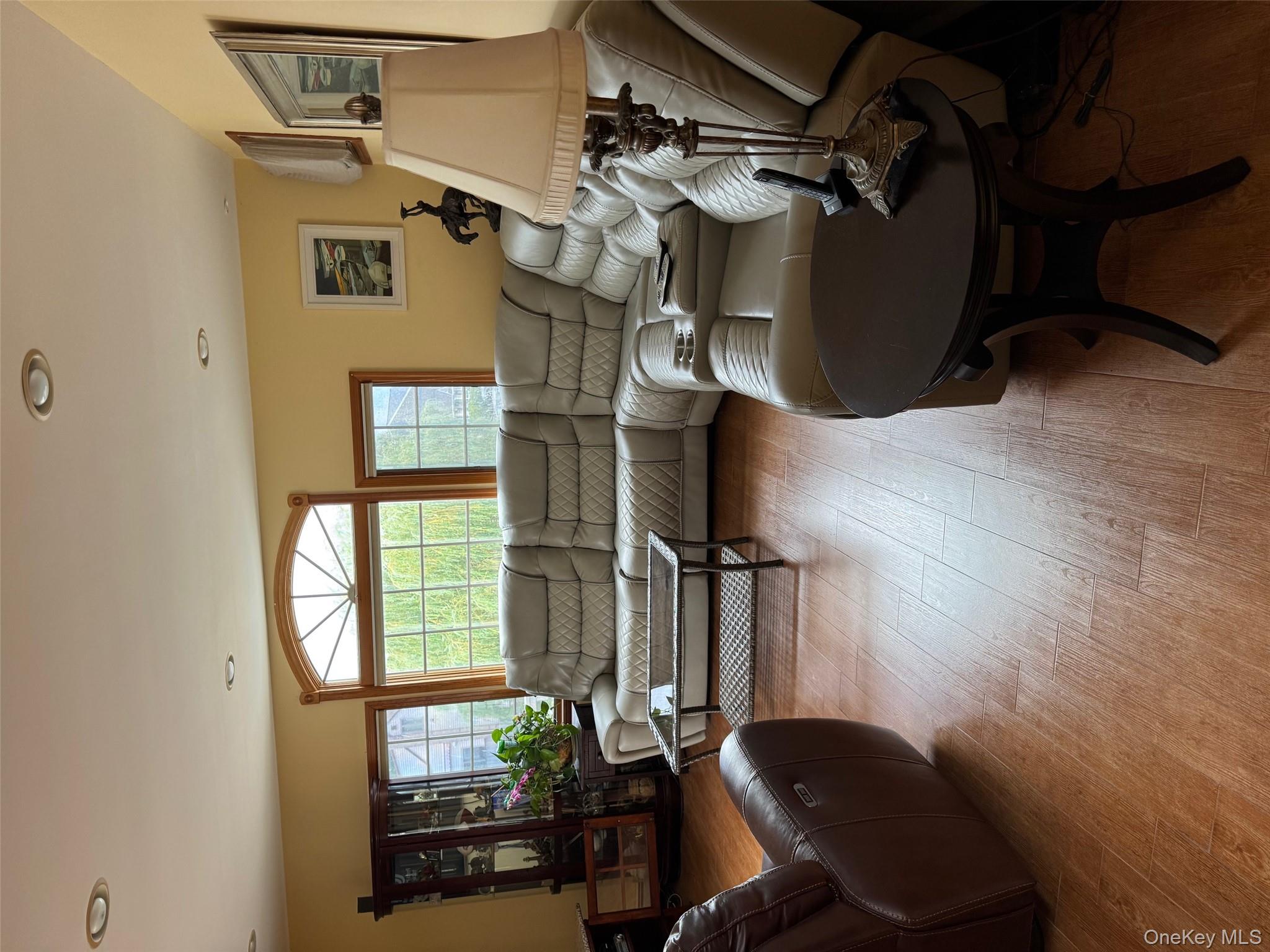 #9 photo, 729 S 9th Street, Lindenhurst , NY 11757