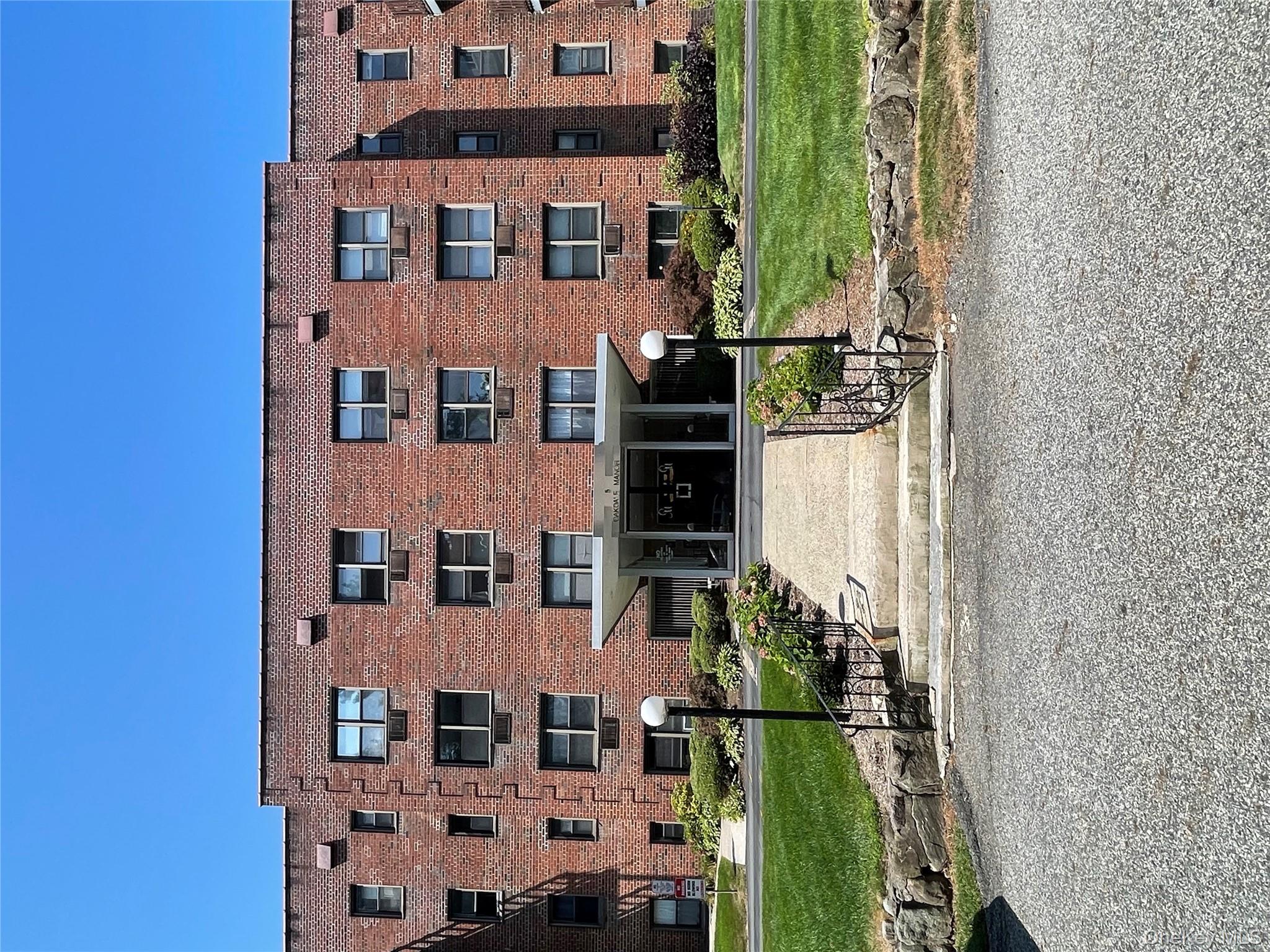 #1 photo, 5 Oakdale Manor, Suffern , NY 10901