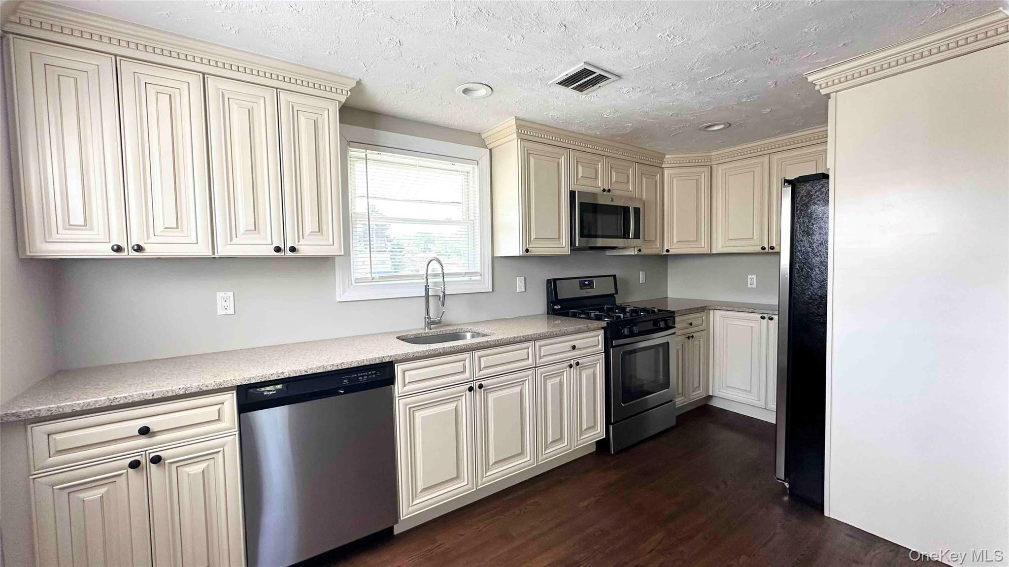 #2 photo, 27 Southridge Drive, नासाउ काउंटी Glen Cove , NY 11542