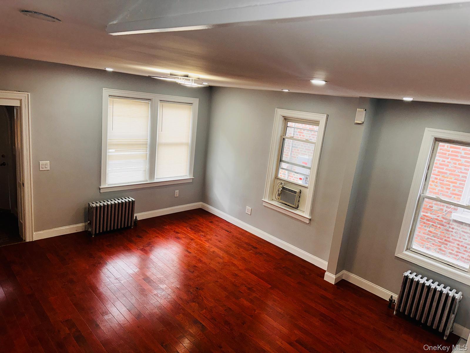 #9 photo, 95-27 239th Street, מחוז נסאו Floral Park , NY 11001