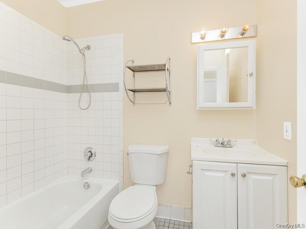 #10 photo, 946 E 181st Street, הברונקס Bronx , NY 10460