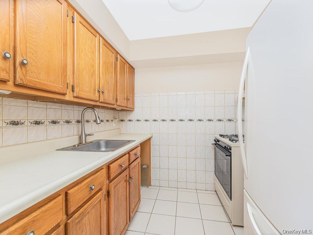 #17 photo, 946 E 181st Street, הברונקס Bronx , NY 10460