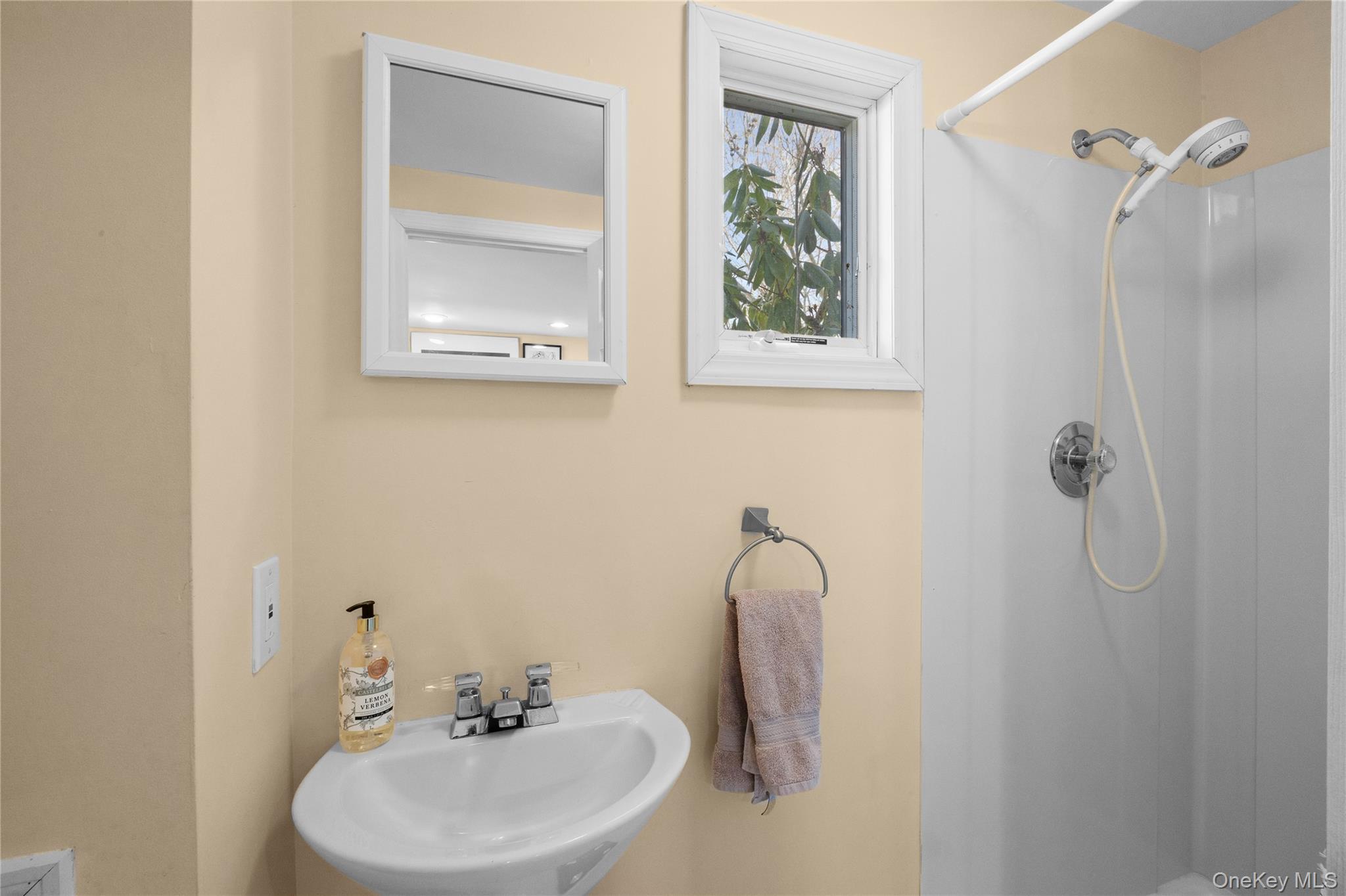 #19 photo, 5 Metcale Lane, East Northport , NY 11731