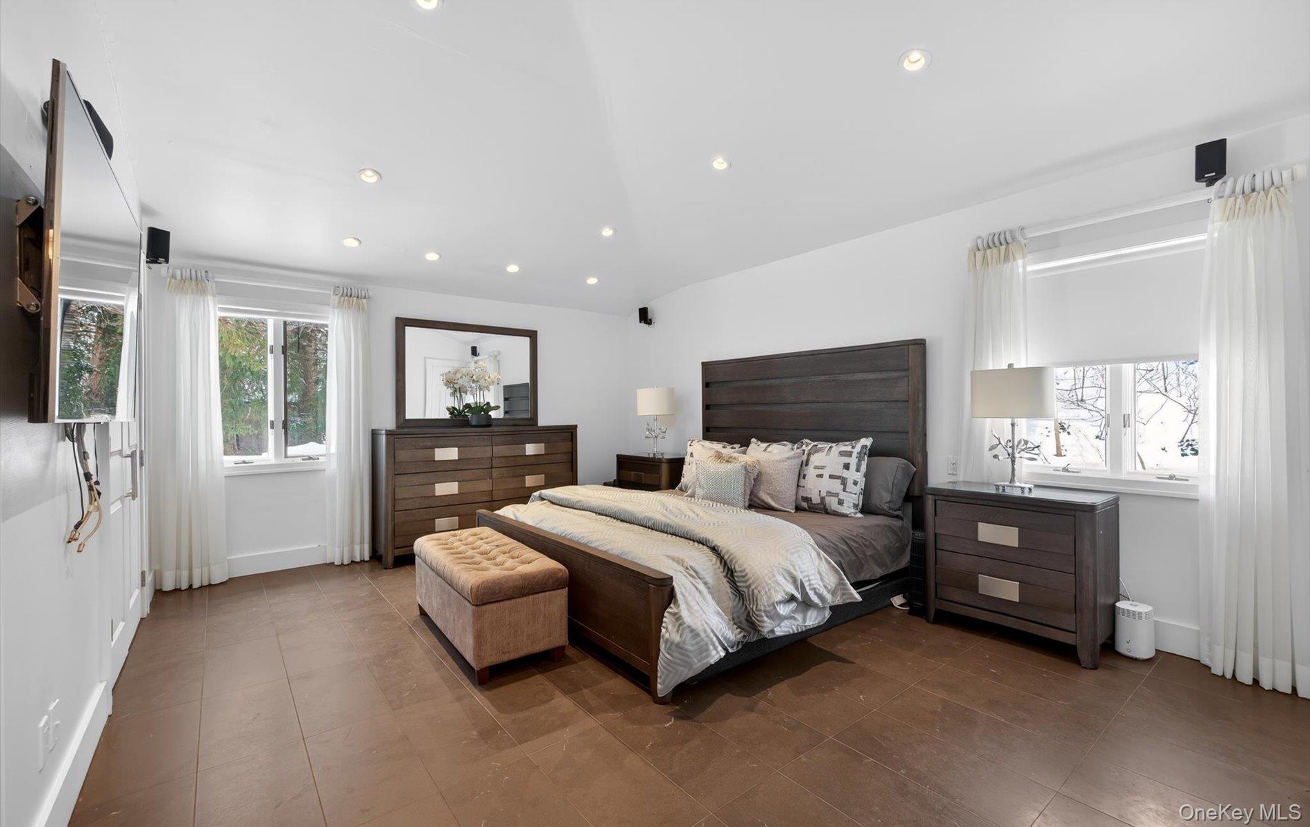 #19 photo, 11 Juneau Boulevard, Woodbury , NY 11797