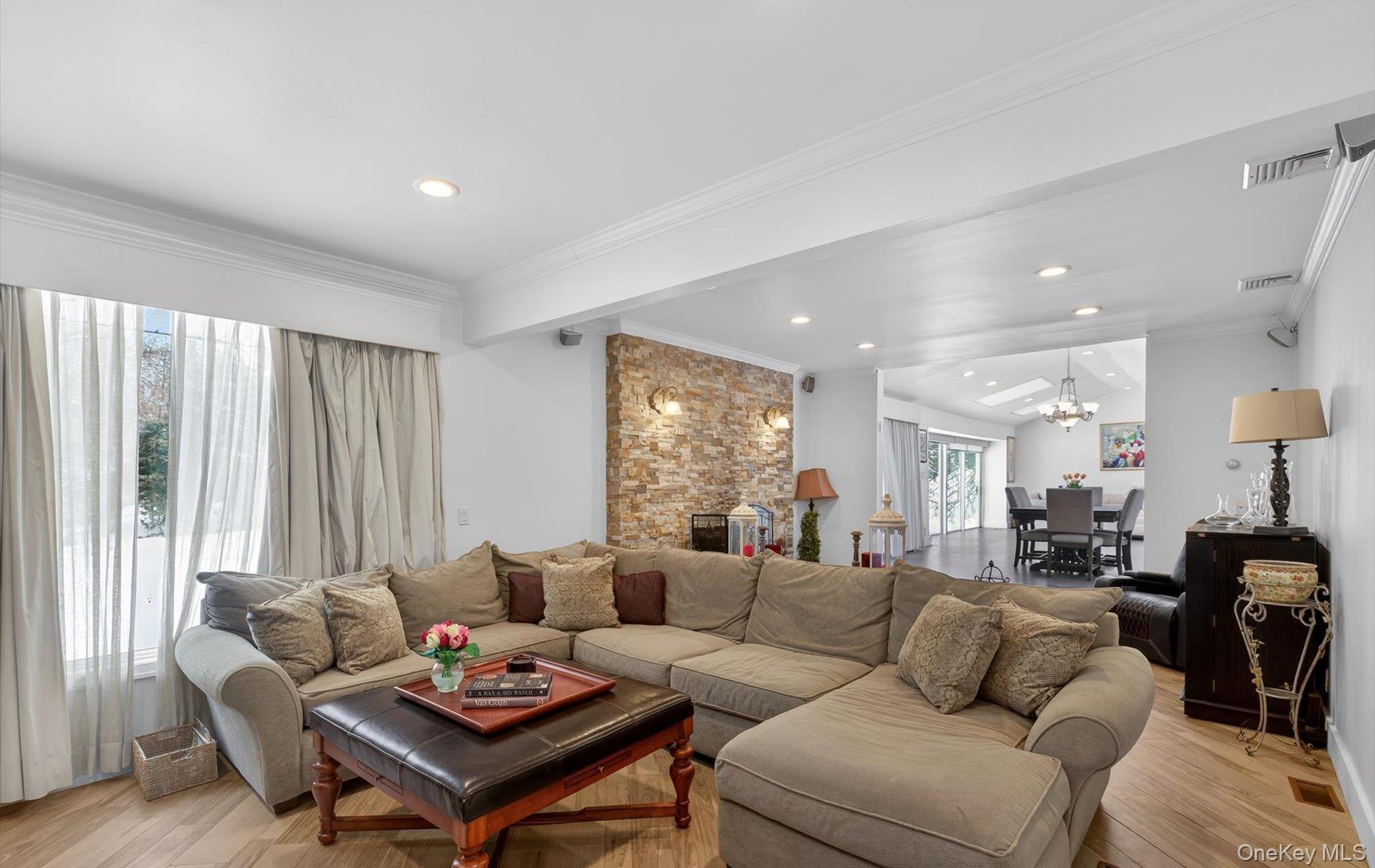 #5 photo, 11 Juneau Boulevard, Woodbury , NY 11797