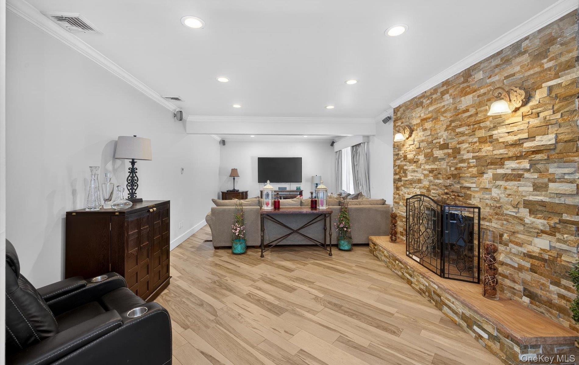 #7 photo, 11 Juneau Boulevard, Woodbury , NY 11797