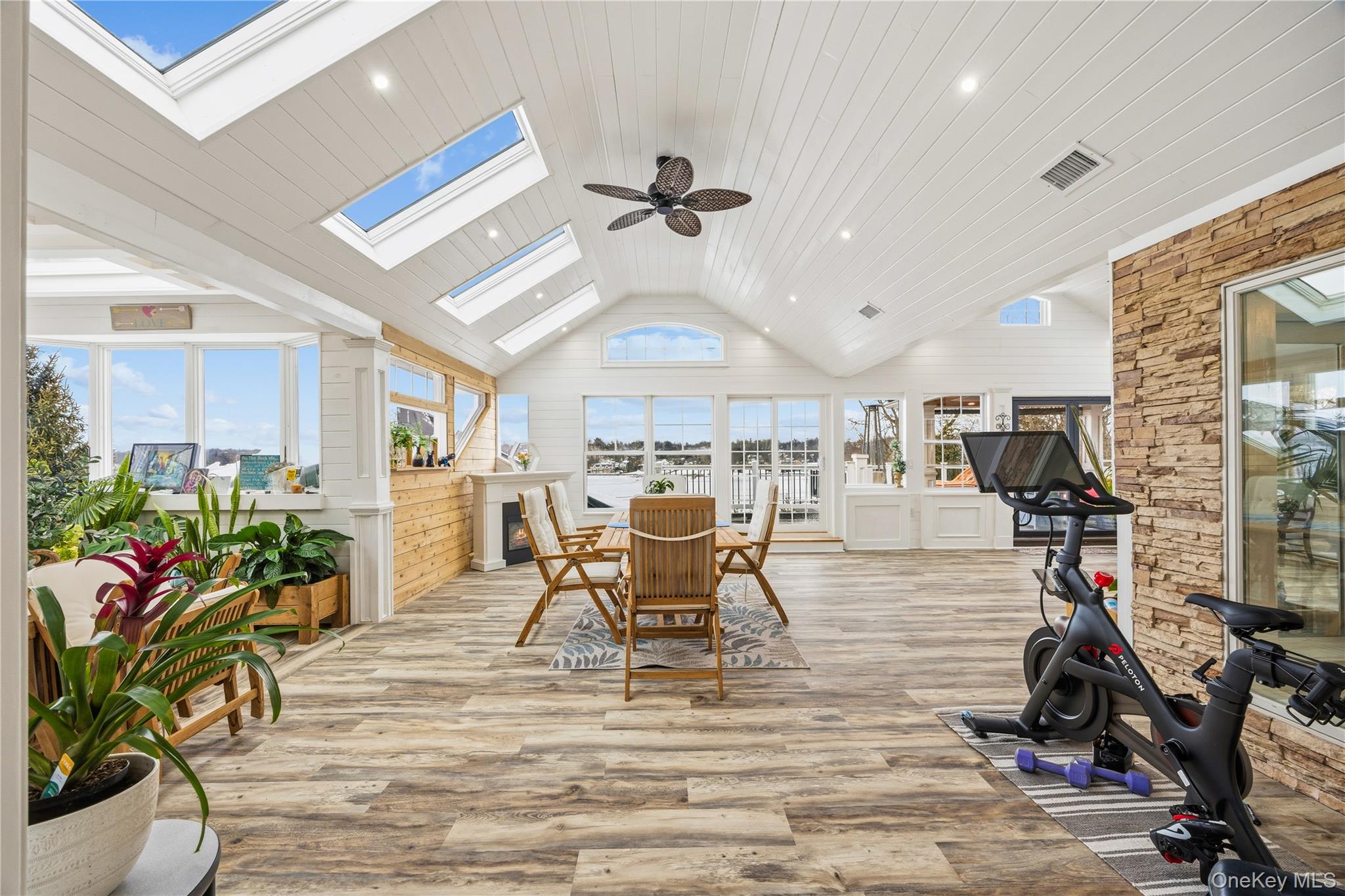 #18 photo, 333 E Shore Road, 롱 아일랜드 Kings Point , NY 11023