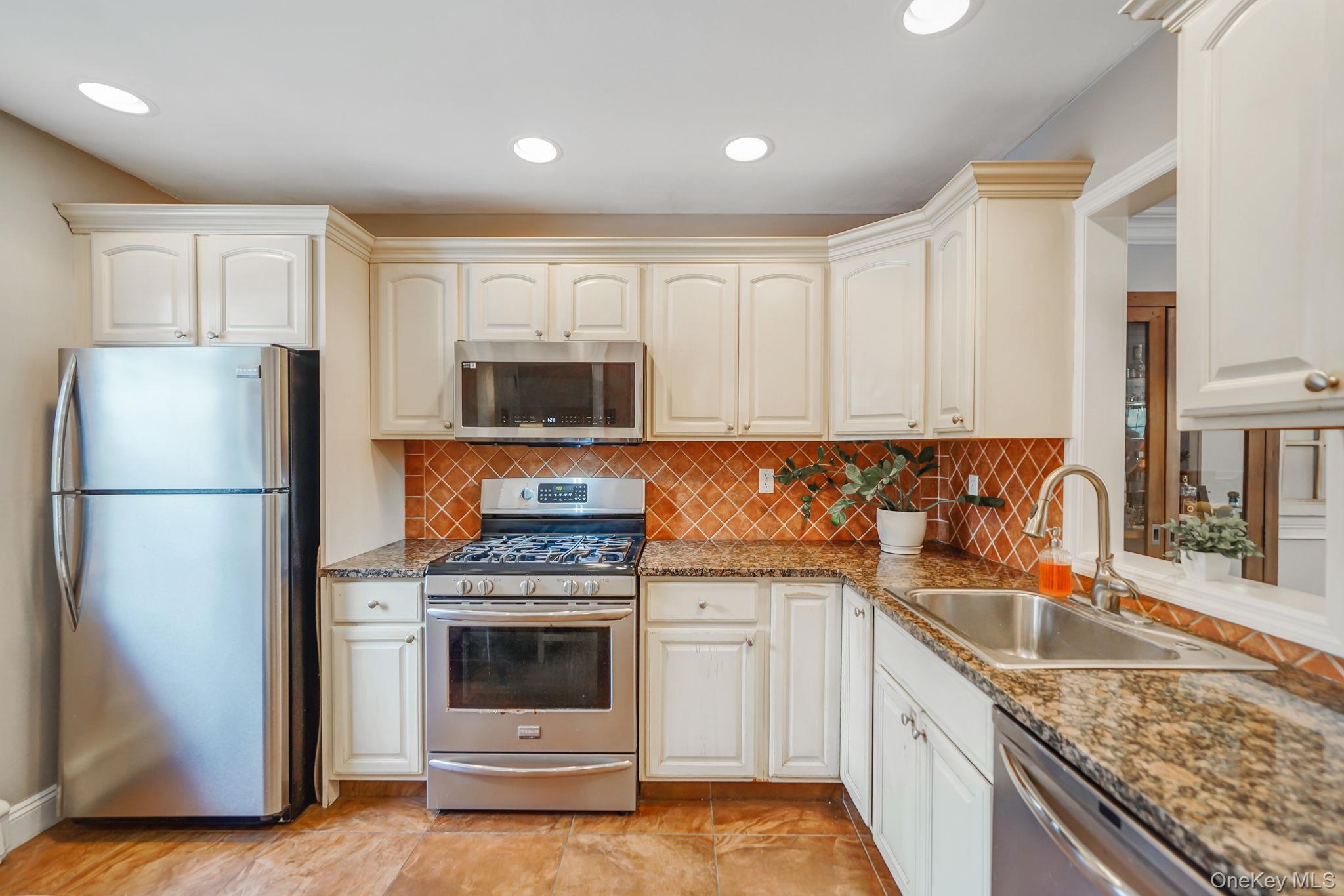 #14 photo, 14 Glen Hollow Drive, Саффолк ‖ Holtsville , NY 11742