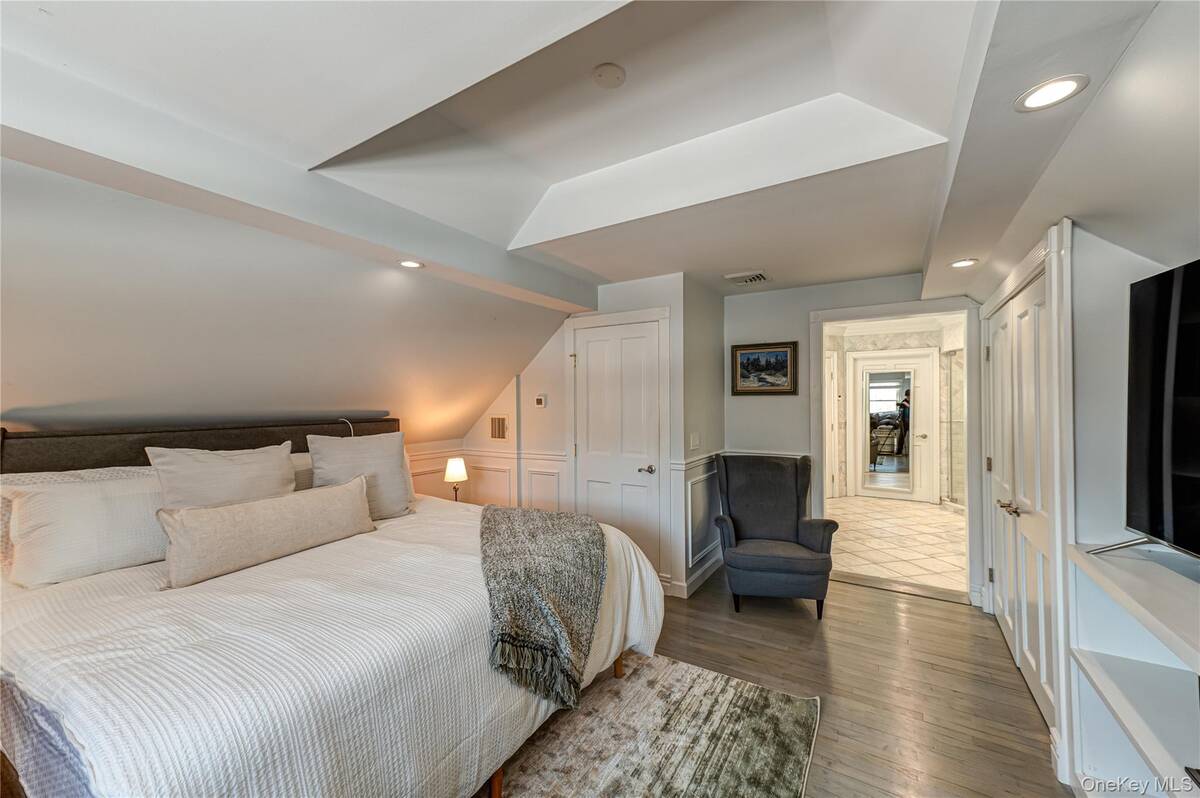 #27 photo, 22 Redwood Drive, Great River , NY 11739