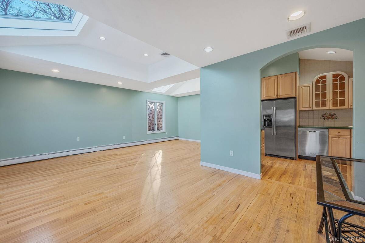 #4 photo, 1616 Madison Avenue, West Islip , NY 11795