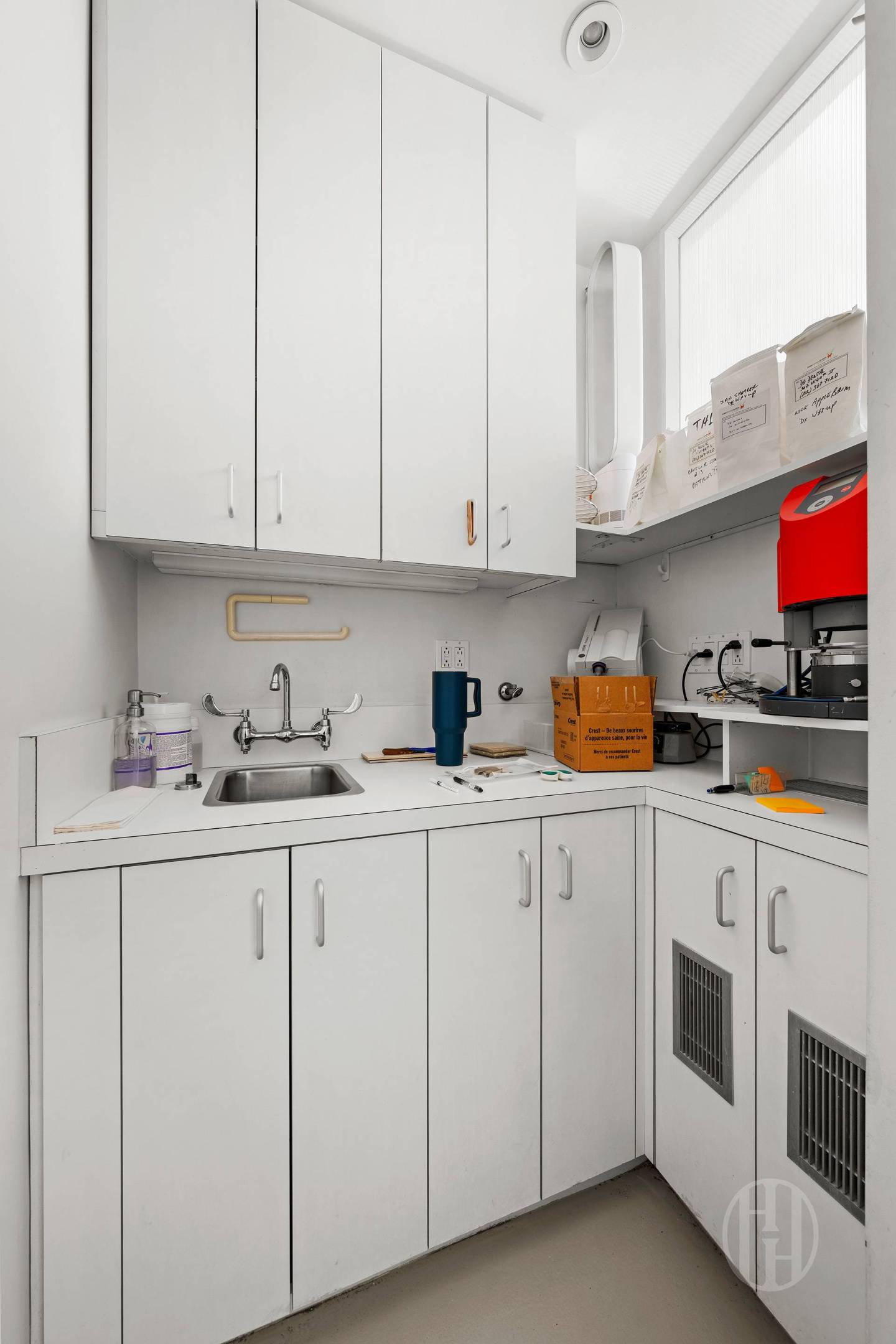 #11 photo, 367 W 49th Street, Hell's Kitchen , NY 10023