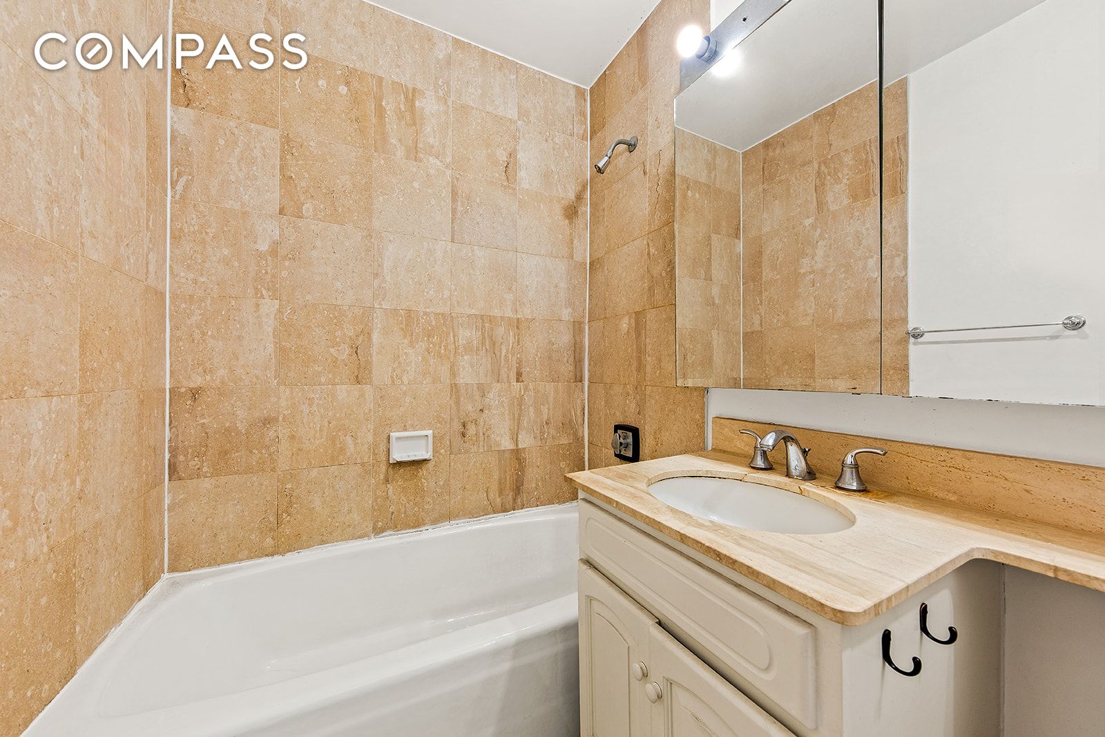 #9 photo, 145 E 48th Street, مانهاتن Midtown East , NY 10017