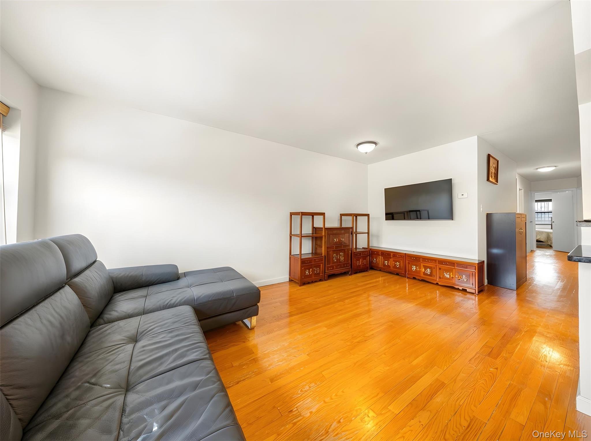 #9 photo, 240-22 70th Avenue, Little Neck , NY 11362