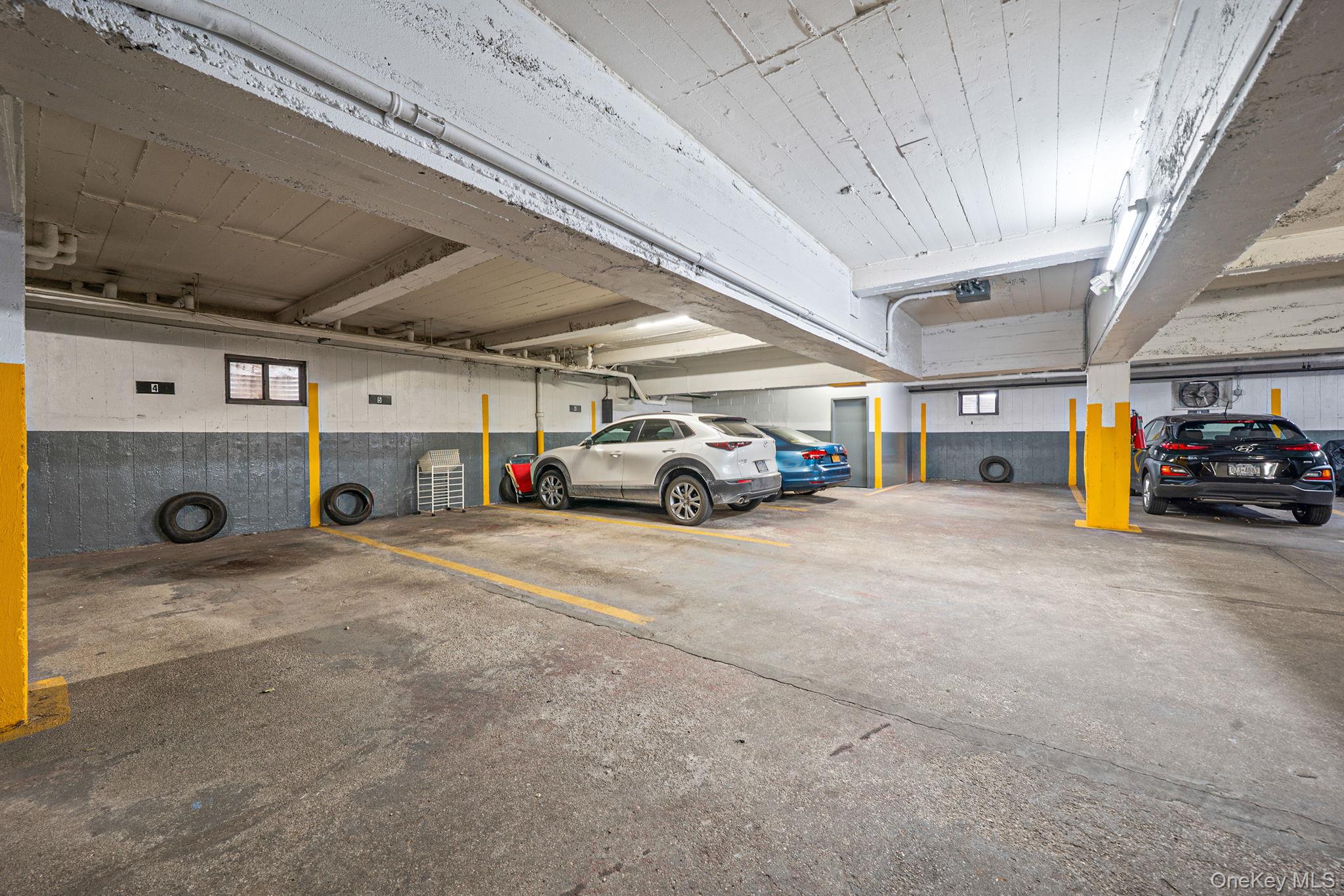 #11 photo, 1 Town House Place, Great Neck , NY 11021