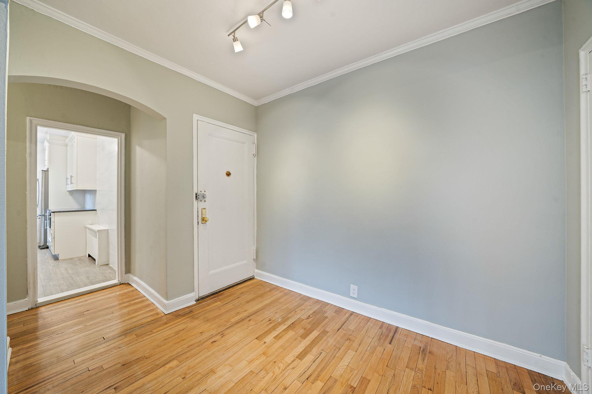 #2 photo, 1 Town House Place, Great Neck , NY 11021