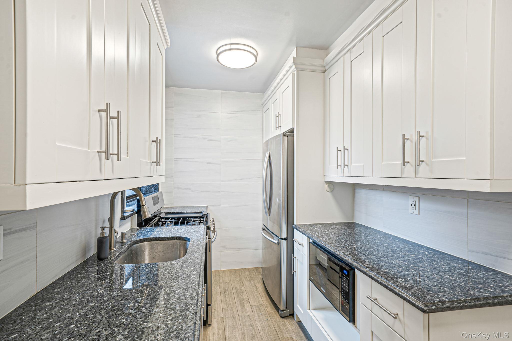 #7 photo, 1 Town House Place, Great Neck , NY 11021