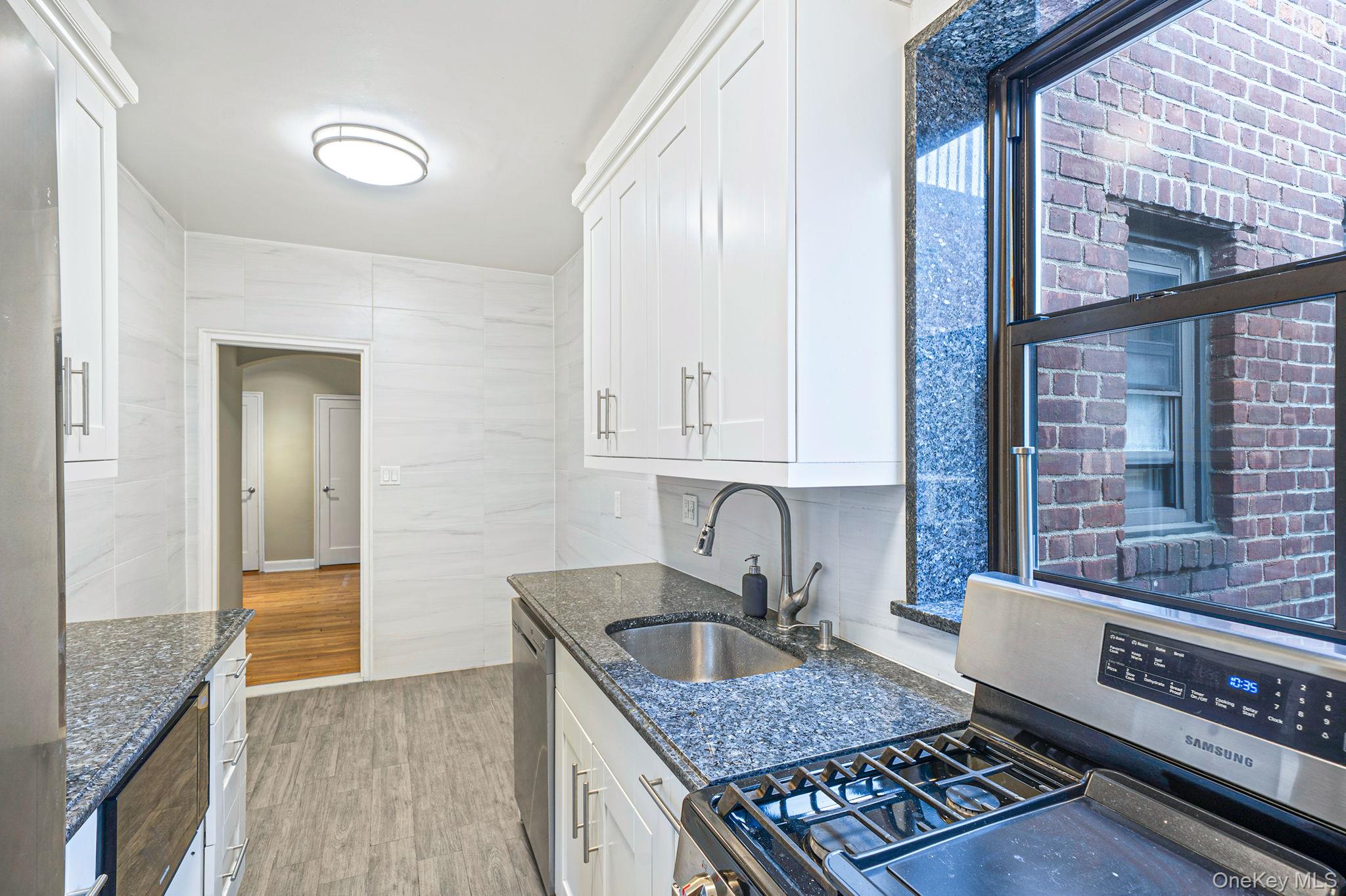 #8 photo, 1 Town House Place, Great Neck , NY 11021