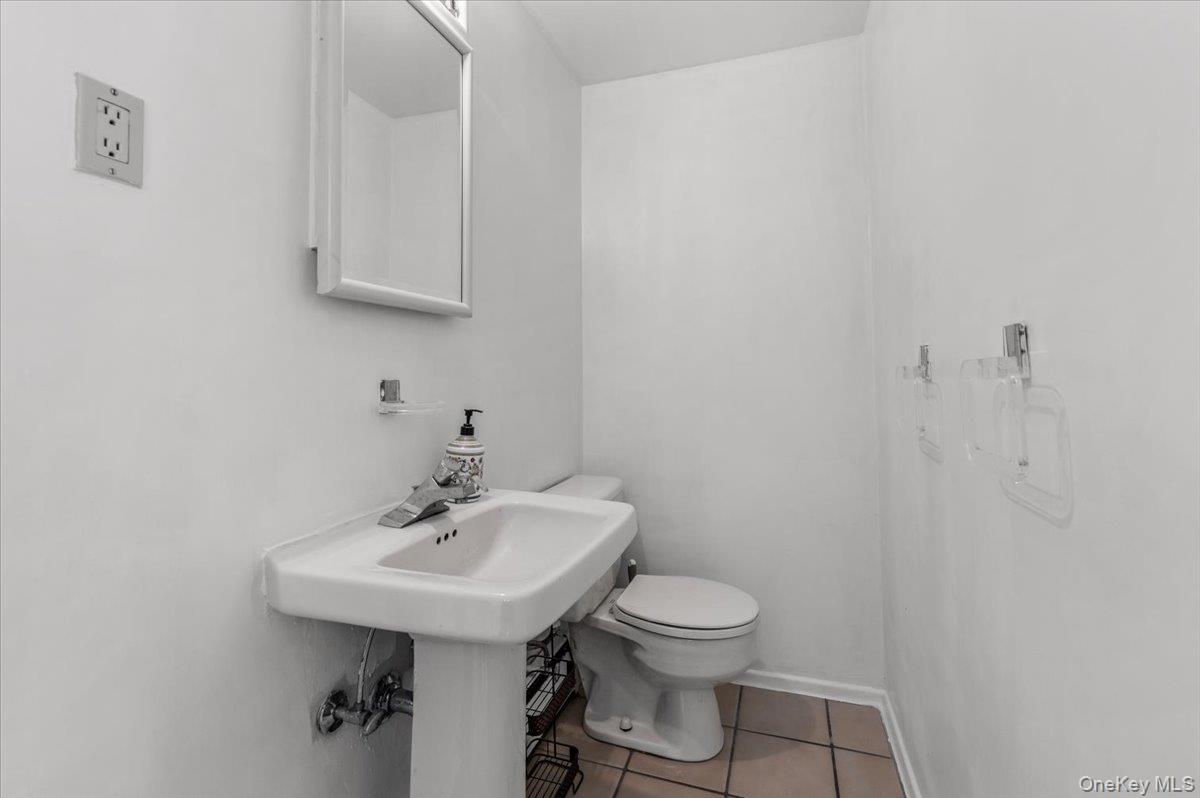 #19 photo, 32 Middle Lane, Jericho , NY 11753