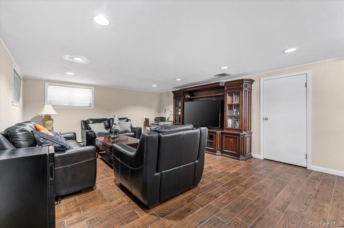 #20 photo, 32 Middle Lane, Jericho , NY 11753