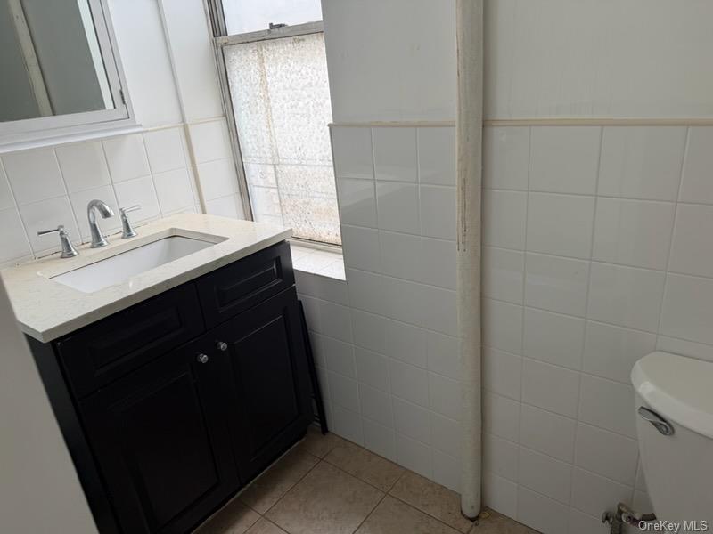 #5 photo, 225 E 204th Street, Bronx , NY 10458