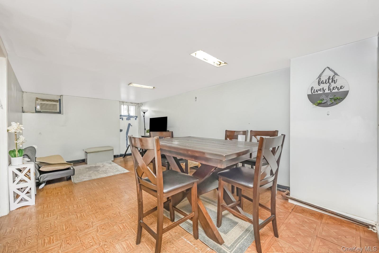 #12 photo, 58-43 81st Street, कुईंस Middle Village , NY 11379