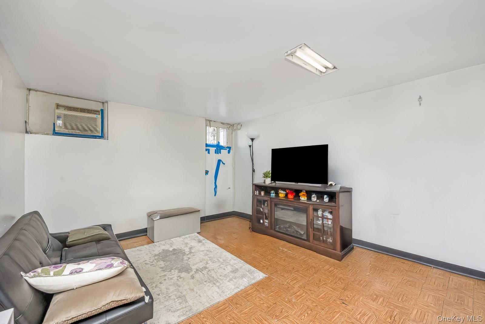 #14 photo, 58-43 81st Street, कुईंस Middle Village , NY 11379