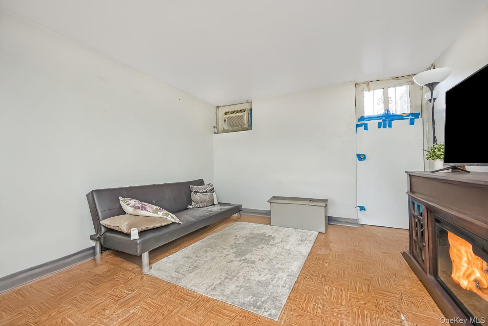 #15 photo, 58-43 81st Street, कुईंस Middle Village , NY 11379