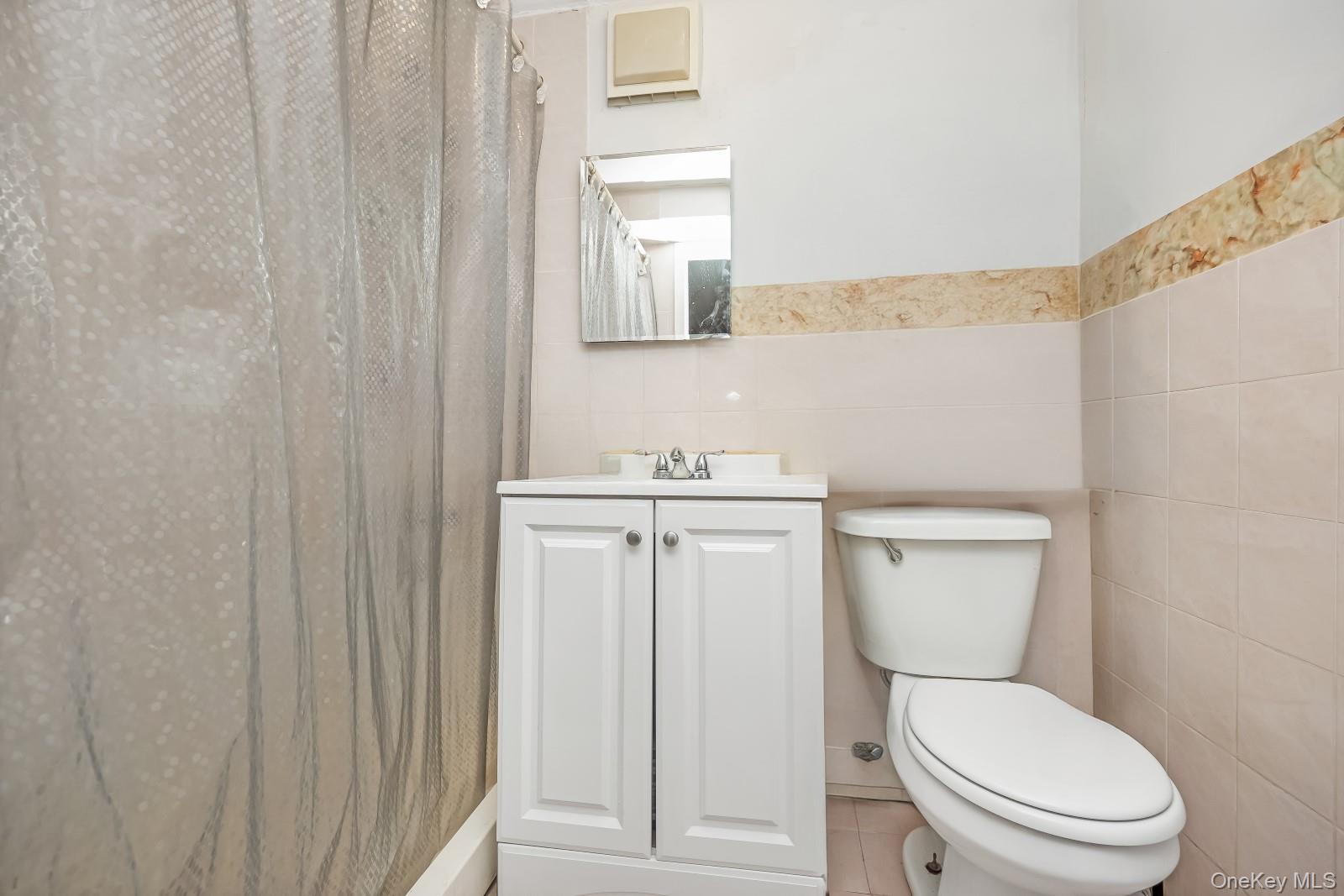 #17 photo, 58-43 81st Street, कुईंस Middle Village , NY 11379