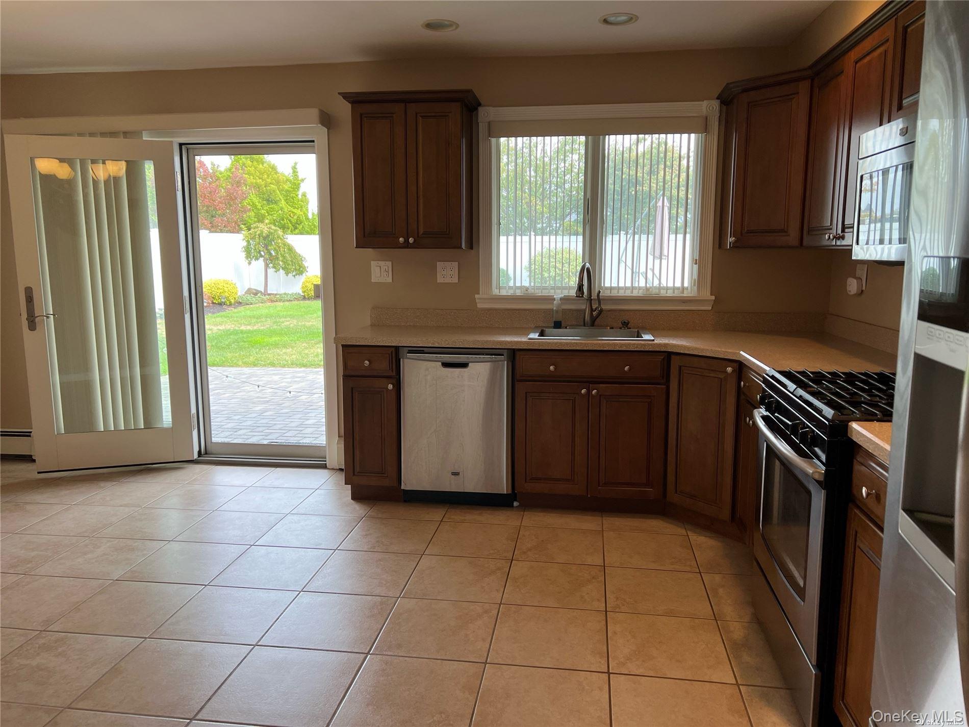 #7 photo, 65 Gateway Drive, Copiague , NY 11726