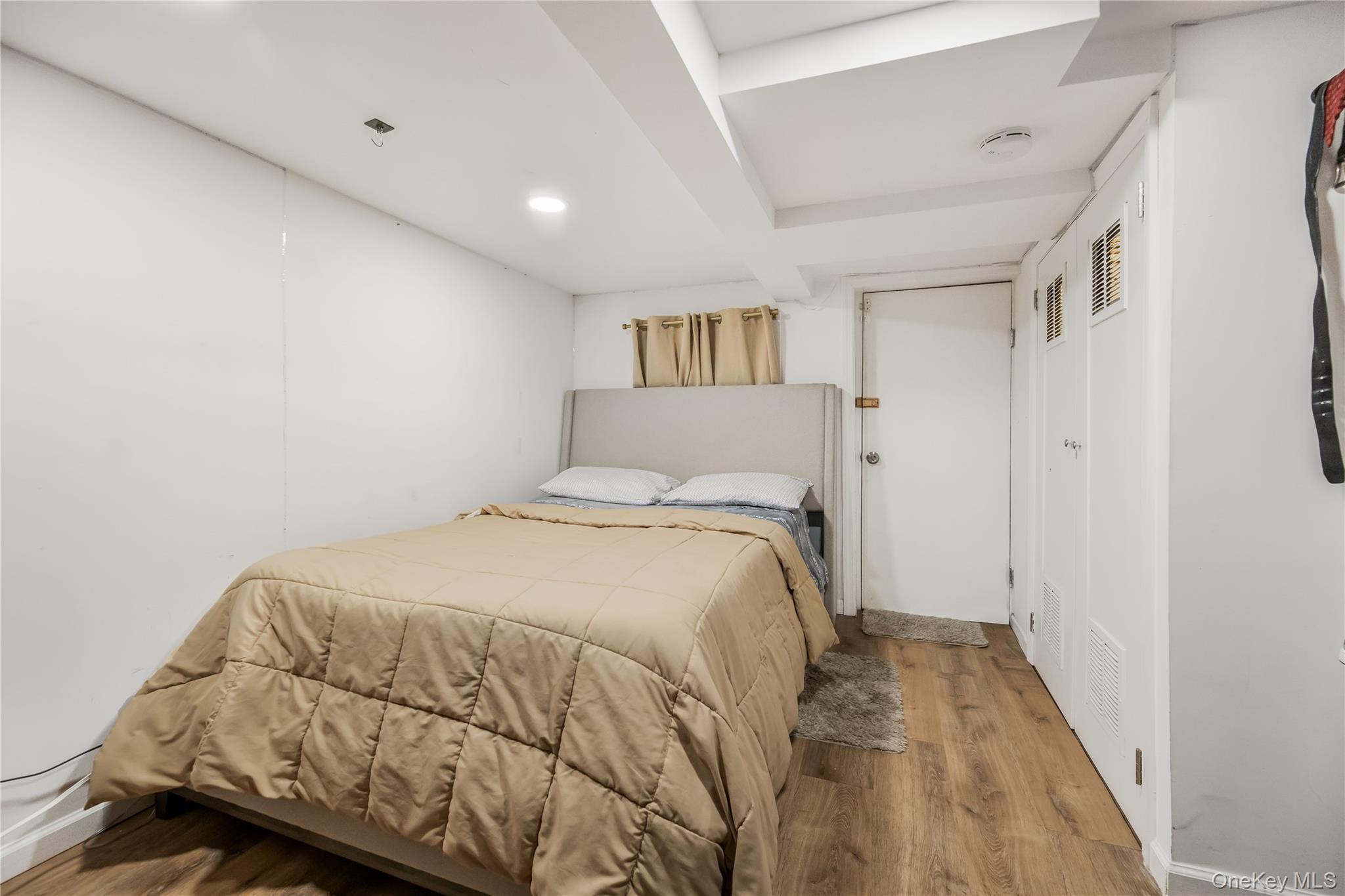 #18 photo, 2556 Eastchester Road, Bronx , NY 10469