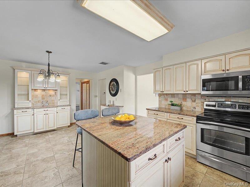 #8 photo, 4 Debbie Court, Chester , NY 10918