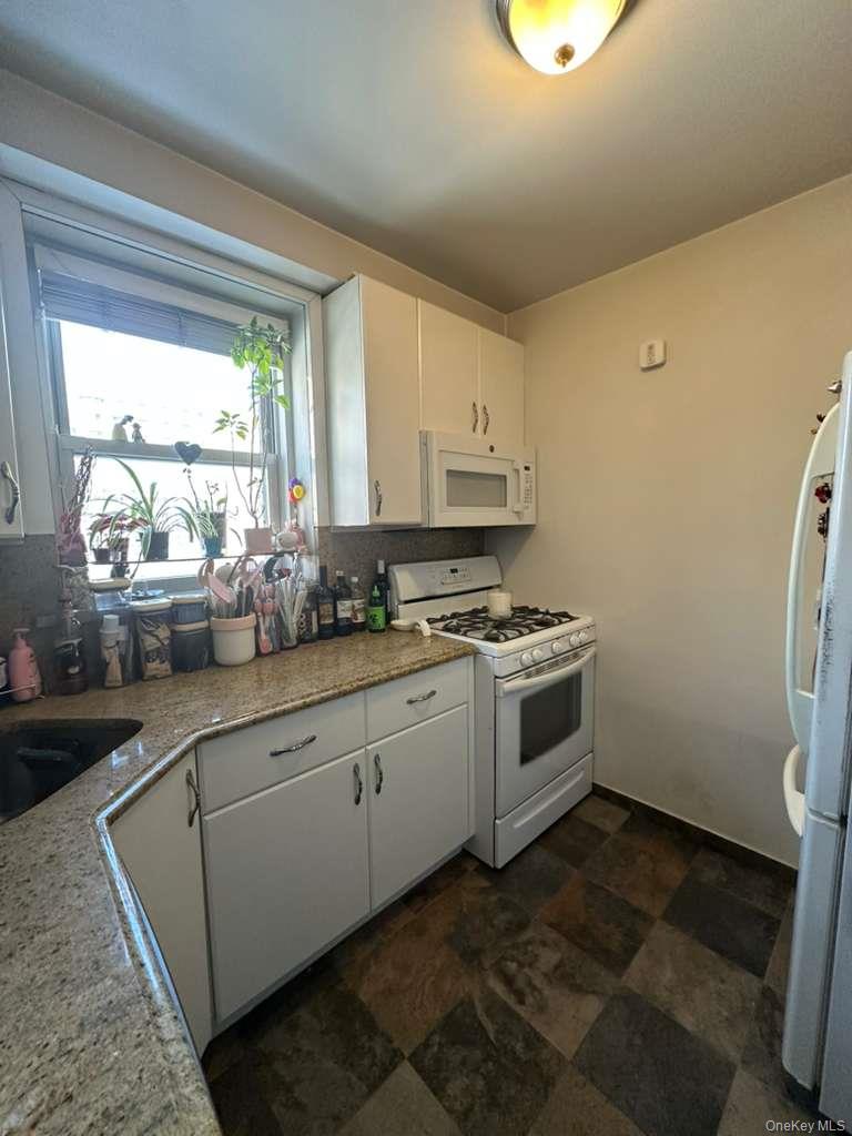 #7 photo, 97-07 63 Road, كوينز Rego Park , NY 11374