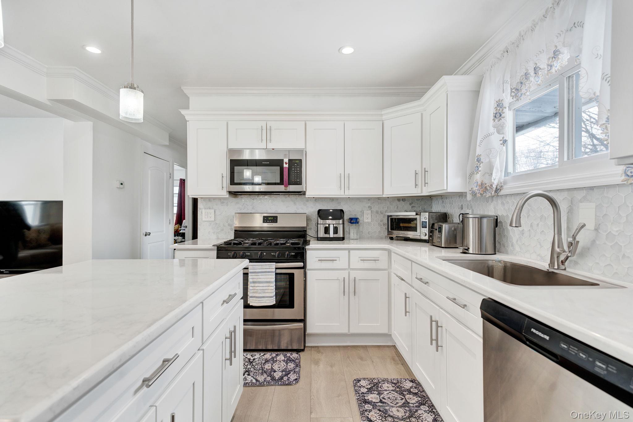 #11 photo, 125 Hamlet Road, Levittown , NY 11756