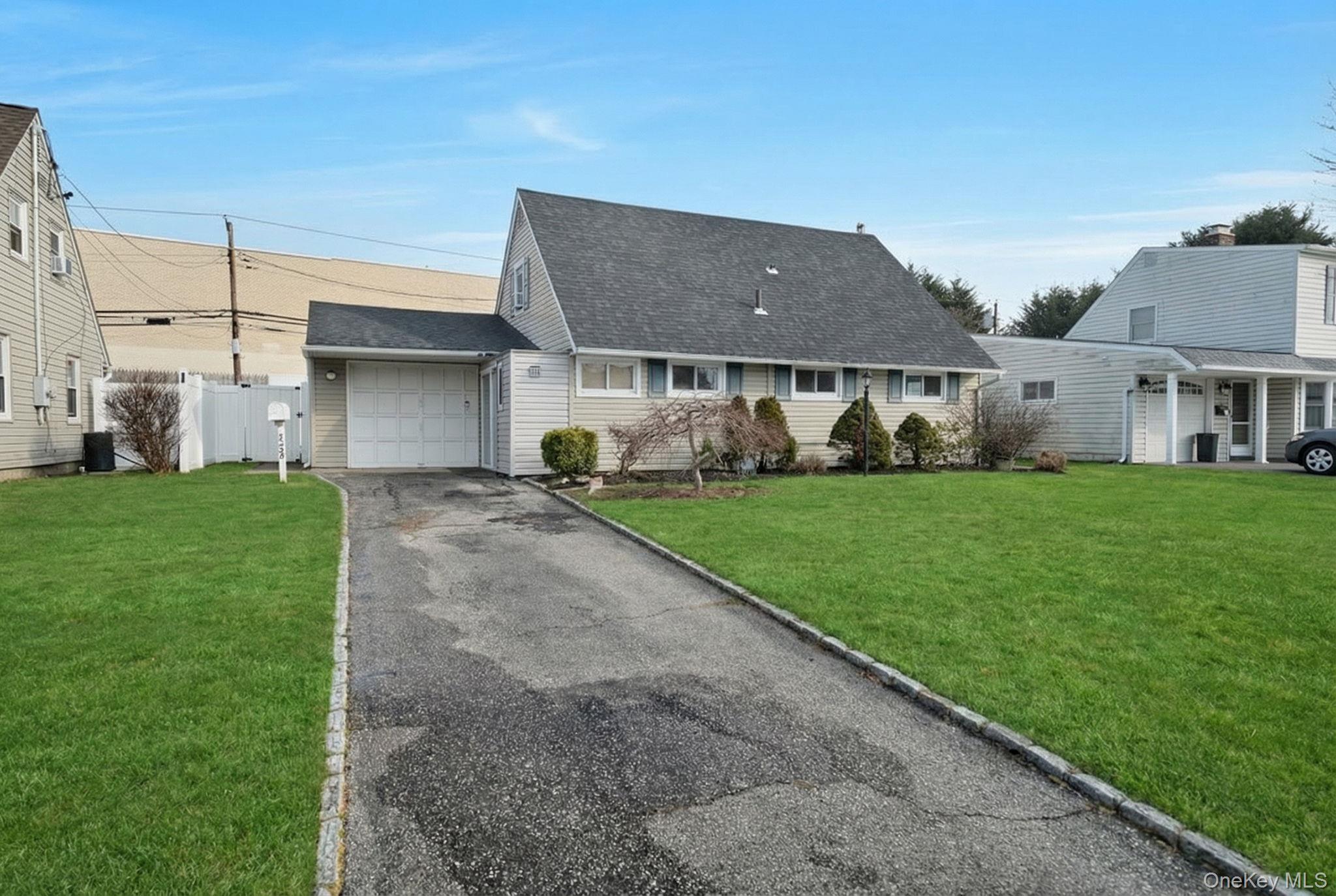 #2 photo, 125 Hamlet Road, Levittown , NY 11756