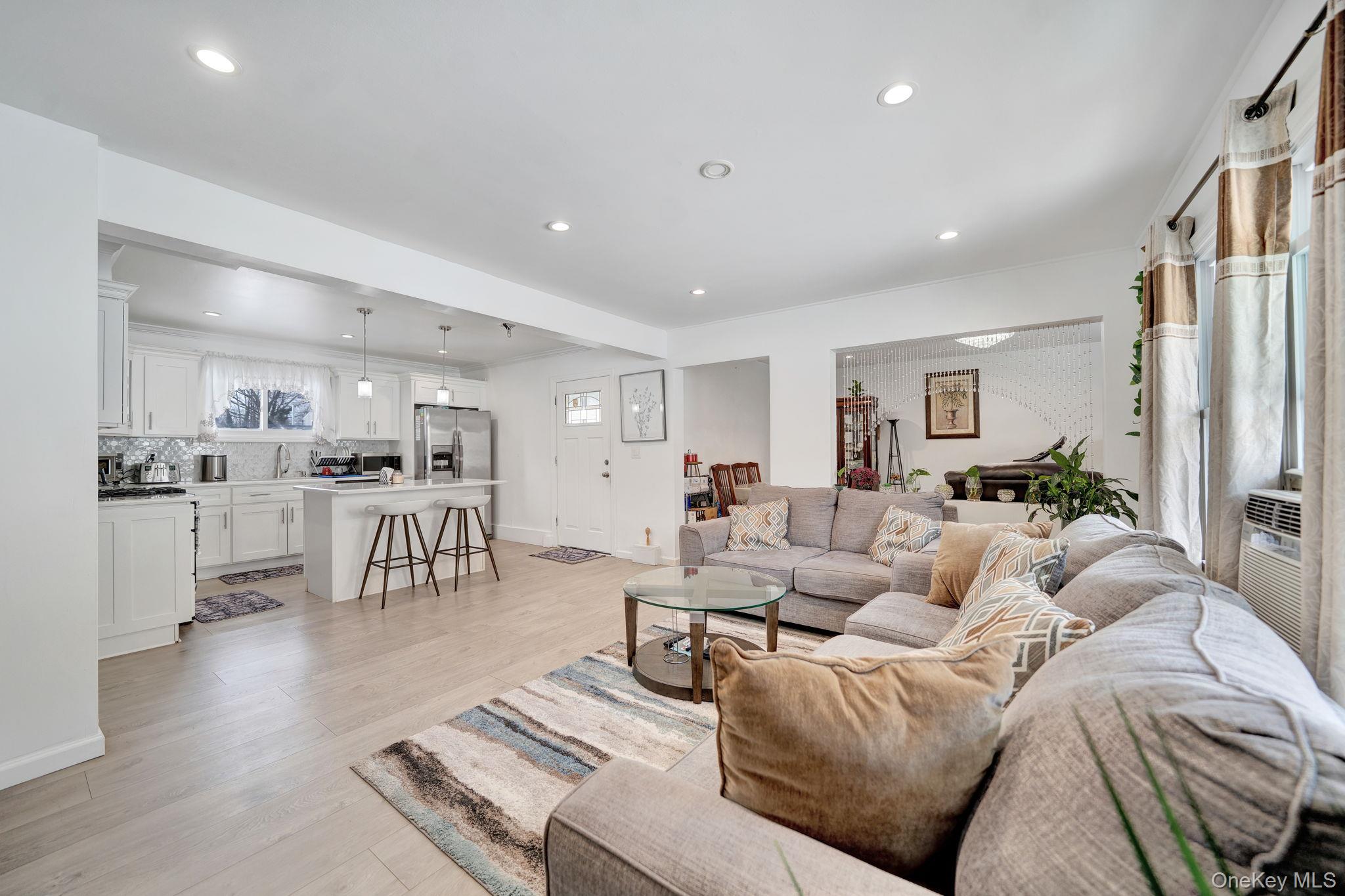 #4 photo, 125 Hamlet Road, Levittown , NY 11756