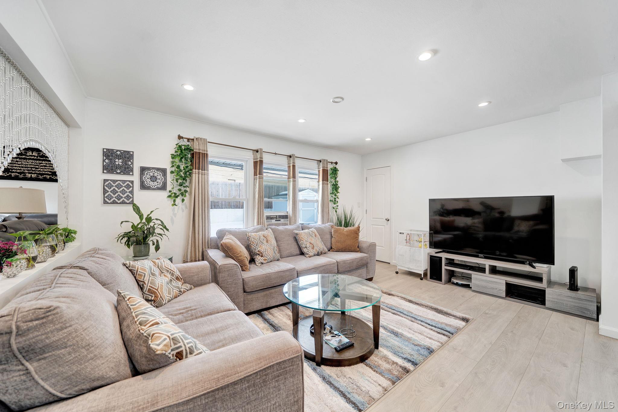 #6 photo, 125 Hamlet Road, Levittown , NY 11756