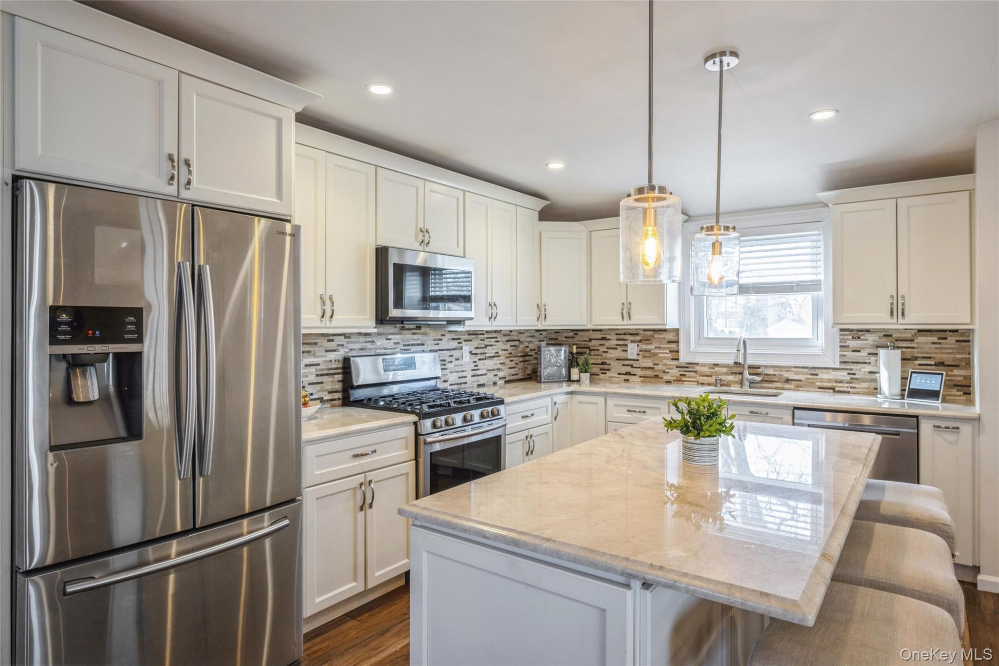 #10 photo, 2 Udalia Road, سوفولك West Islip , NY 11795