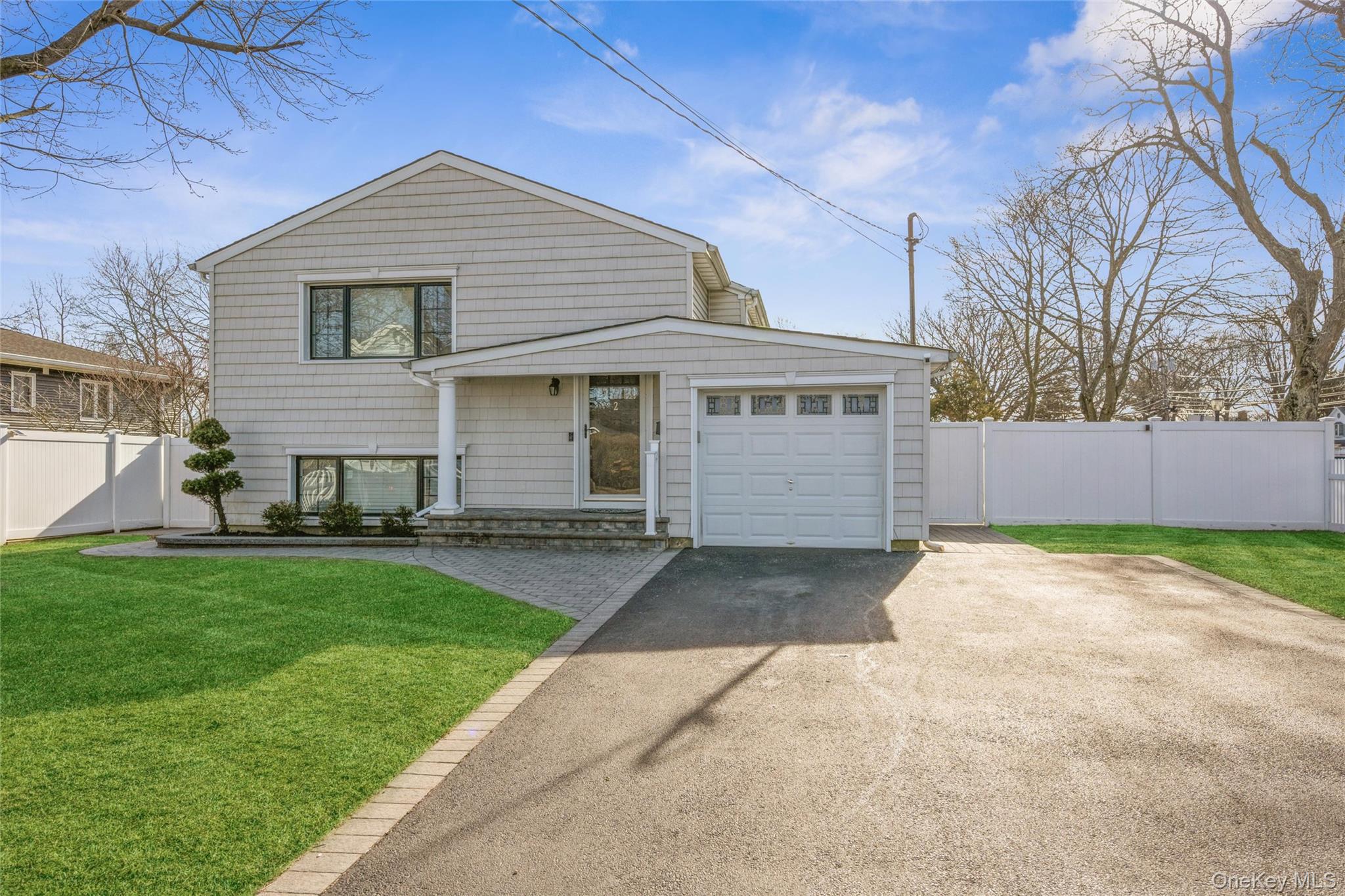 #2 photo, 2 Udalia Road, سوفولك West Islip , NY 11795