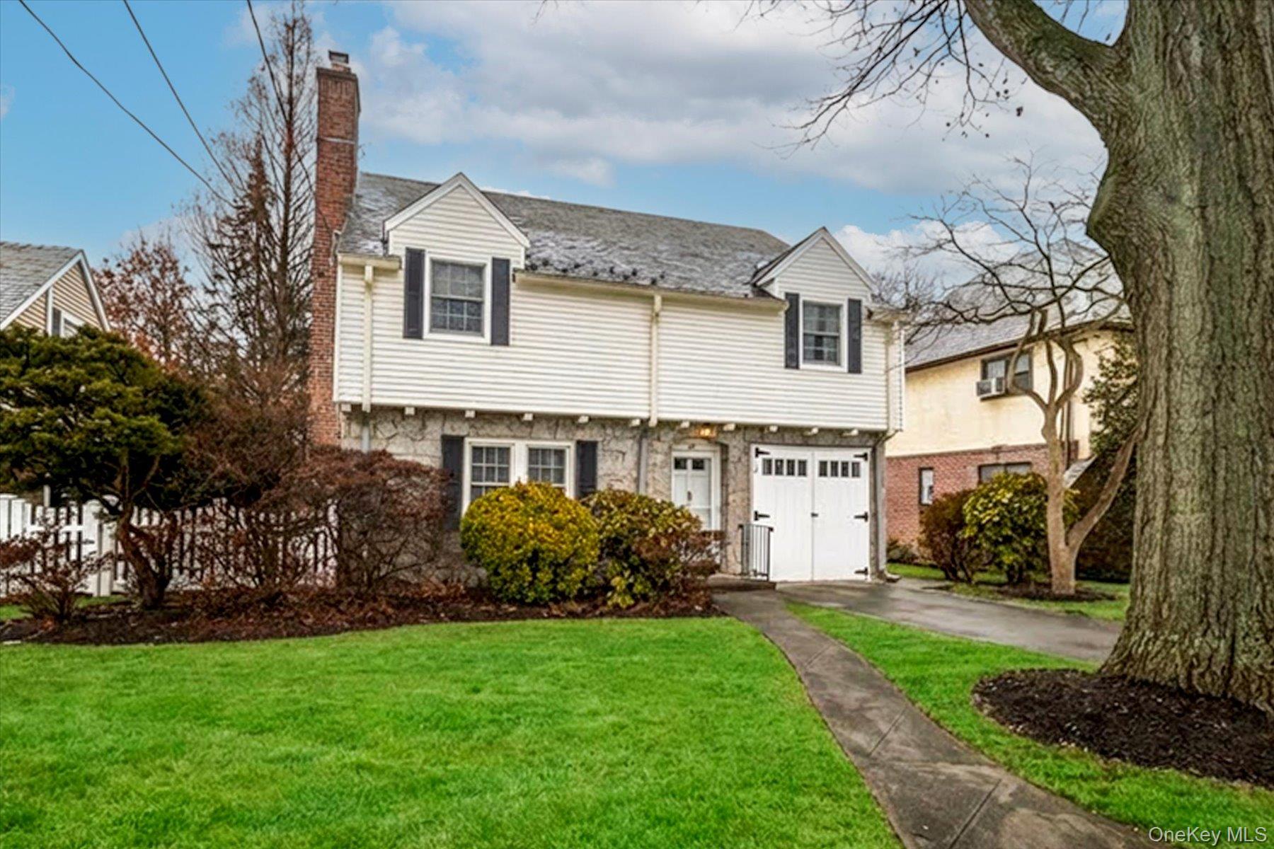 #1 photo, 28 Saint Thomas Place, Malverne , NY 11565