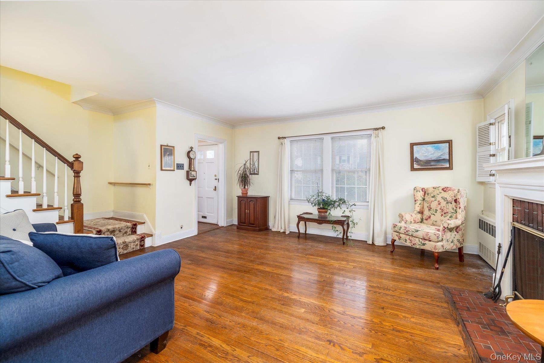 #4 photo, 28 Saint Thomas Place, Malverne , NY 11565