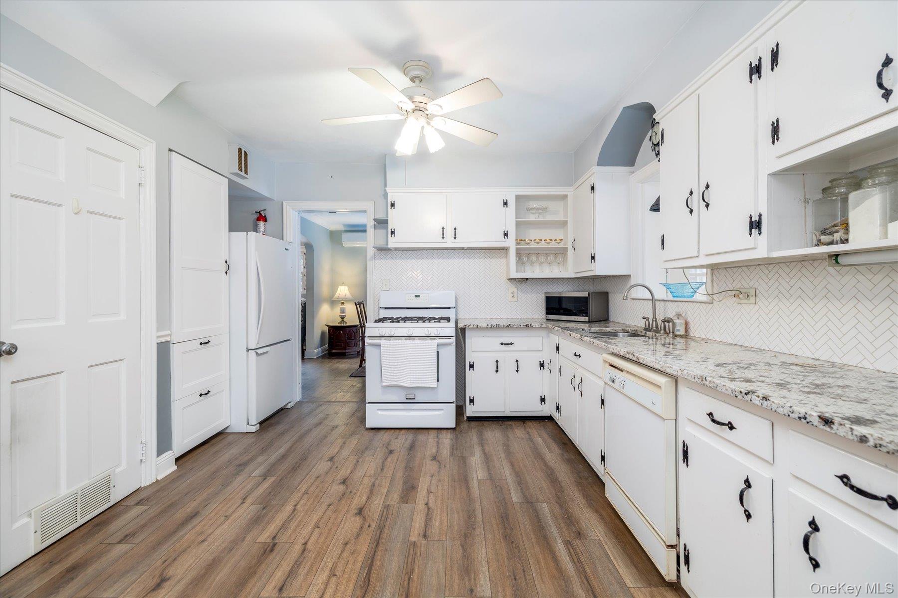 #9 photo, 28 Saint Thomas Place, Malverne , NY 11565