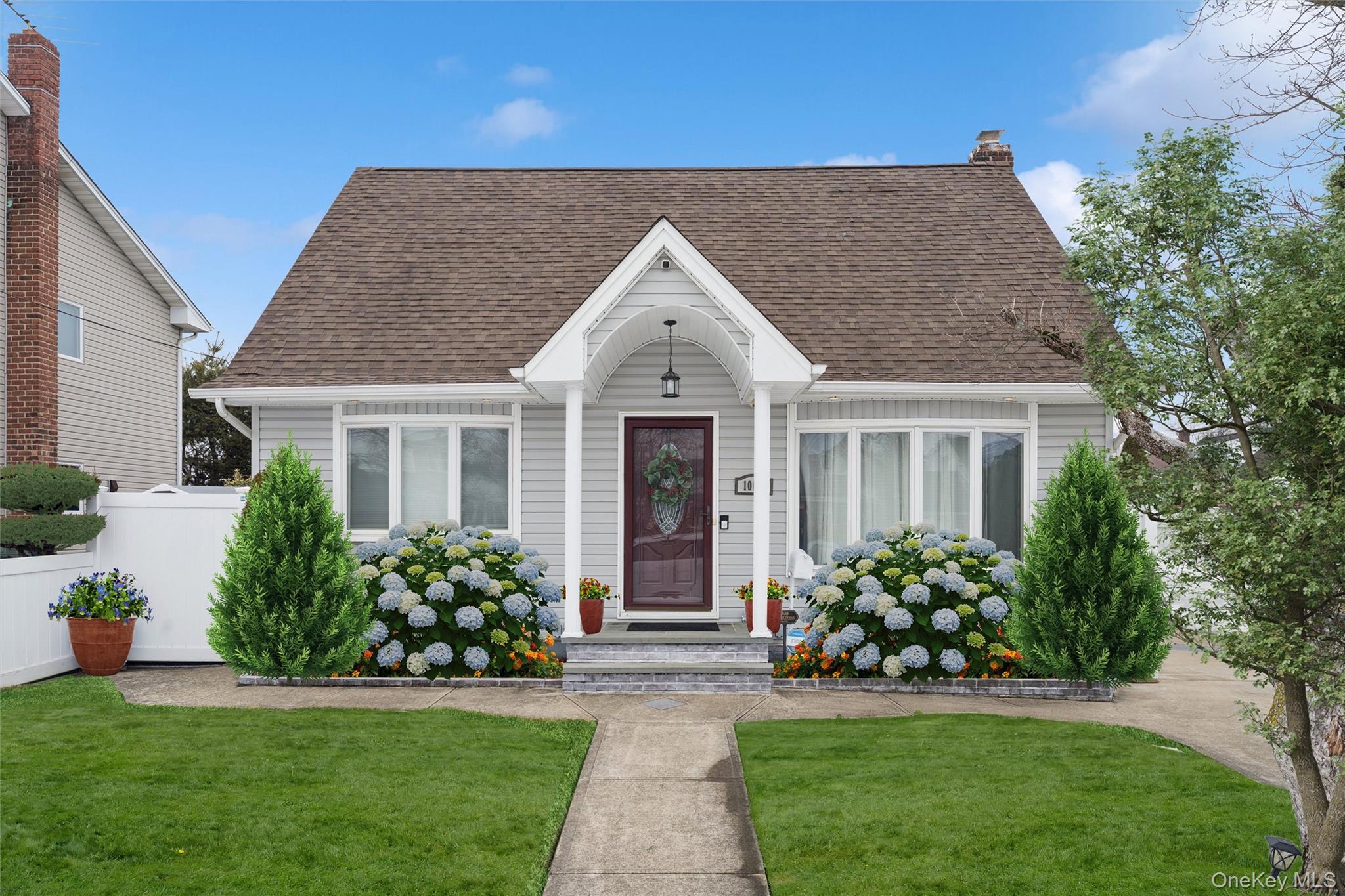 #1 photo, 1066 Merillon Avenue, वेस्टबरी Westbury , NY 11590