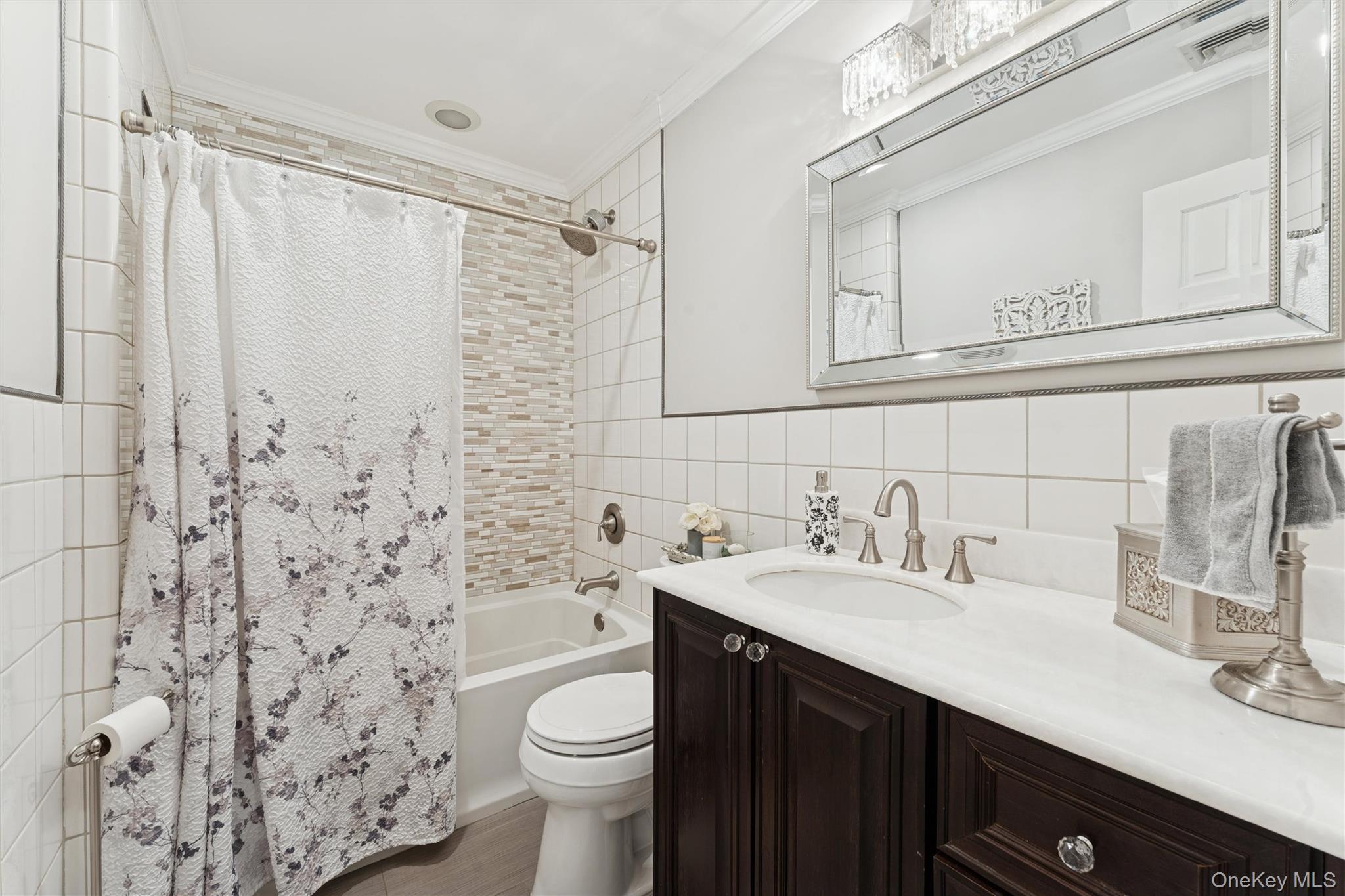 #11 photo, 1066 Merillon Avenue, वेस्टबरी Westbury , NY 11590