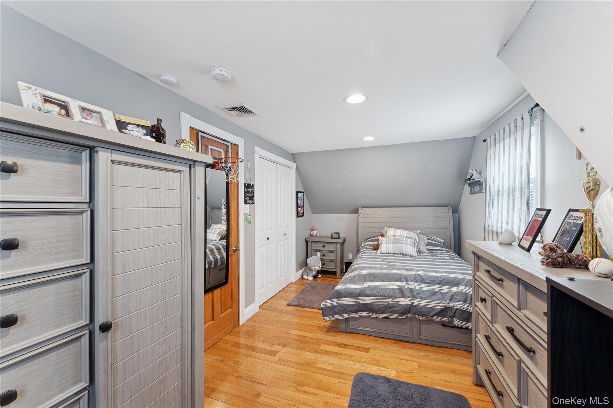 #20 photo, 1066 Merillon Avenue, वेस्टबरी Westbury , NY 11590