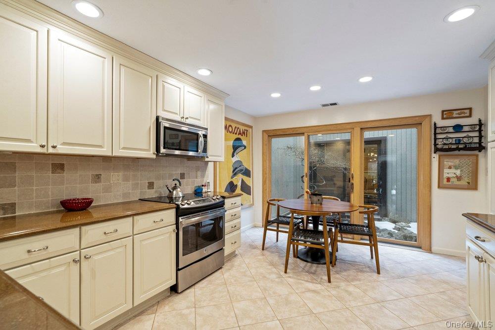 #11 photo, 194 Alta Terrace Terrace, Jericho , NY 11753